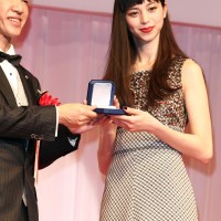 第28回 日本ジュエリーベストドレッサー賞10代に選ばれた中条あやみ