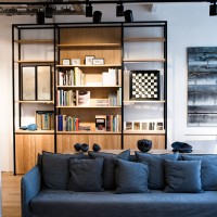 「装身具や宝飾の部屋」がコンセプトの3階では、展示販売されているソファで寛ぎながら、書棚に飾られた本を読んで自由に時間を過ごせるミニライブラリーコーナーも