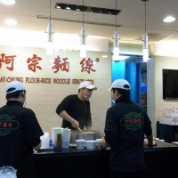 台北の原宿、西門にある「阿宗麺線」。いつも行列の人気店