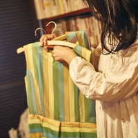 若き日の母がお気に入りだった涼し気な色合いのワンピースたち。双子のワンピース名づけ、今は甲斐さんのワードローブに。