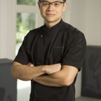 シンガポール でミシュラン1ツ星を獲得したモダンプラナカン料理を提供するレストラン「キャンドルナッツ（Candlenut）」のオーナーシェフ、マルコム・リー