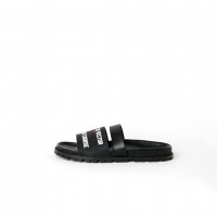 サカイ（sacai）「Sandals」ブラック（4万2,000円）