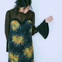 ドレス 4万3,000円/クロス エム／ミカ ニナガワ