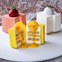 Libre×Prare「スペシャルコース」（税込4,801円）より、左から：紅茶の香りをつけたイチゴのショートケーキ、マンゴー・パッション・柚子のケーキ、クリームチーズ・クランブル・パッション・ジャスミンの香りのする蜂蜜ケーキ