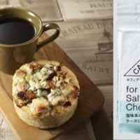 左：麦香房epi「小悪魔トースト」（税込675円）、左：コーヒースタイル UCC「CAFE＠HOME for Salty Cheese VP」（10g 税込180円）