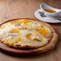 「北海道産 7種チーズのドイツピザ」（2,200円）