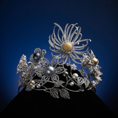 真珠発明120周年のミキモトが総力を挙げたパールクラウン発表。稀少な真珠を用いた「夢の花」は、11スタイルに変幻自在