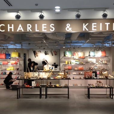関西初出店の「チャールズ＆キース」、梅田オーパ店は少し小さめ。世界共通で毎週新商品投入