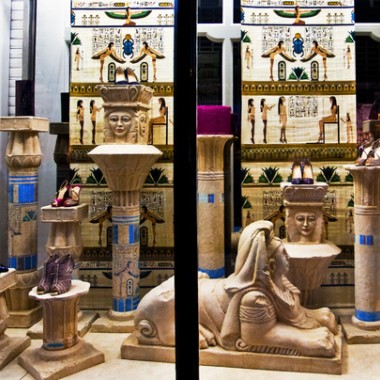 クリスチャン・ルブタン新作発売、古代エジプトをイメージしたディスプレイ登場