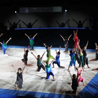 三宅一生企画、青森大学新体操部のショー開催。オープンリールアンサンブルや中村勇吾らともコラボ