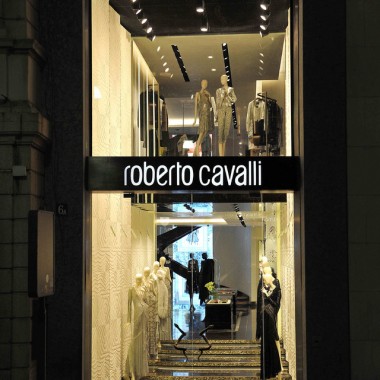 ロベルトカヴァリ世界最大店舗がミラノにオープン