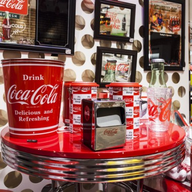 コカコーラ、60年代の復刻グッズを新宿伊勢丹で販売。赤いミニカー、サッカー、ウエア等登場