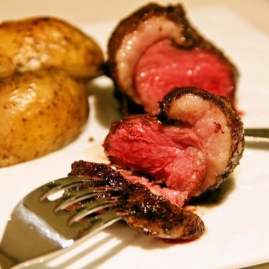 5時間焼いた塊肉をシェアする新型ステーキ店、渋谷にオープン
