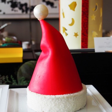 パレスホテル東京、クリスマスケーキお披露目。サンタ帽やツリーが食べられる