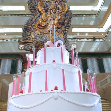 三越ライオンが100歳に。巨大誕生日ケーキ、記念童話『ヨコちゃんとライオン』出版