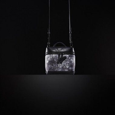 ヨウジヤマモト「ディスコード」、日本伝統の絞り加工が美しい15SSバッグ