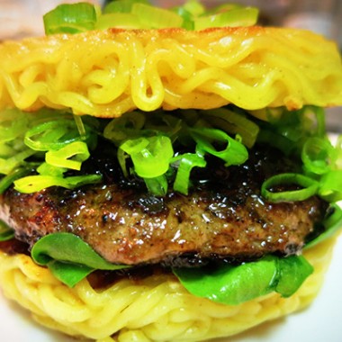 ニューヨーク発「ラーメンバーガー」が日本初上陸。アンガス牛100％パティを麺で!?