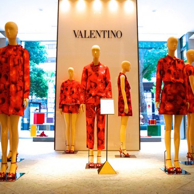 ヴァレンティノ、“赤のハート”コレクションをイセタンサローネで国内先行発売