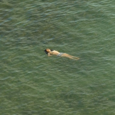 海原に浮かぶ海水浴客を撮り集めたリチャード・ミズラック写真集【ShelfオススメBOOK】