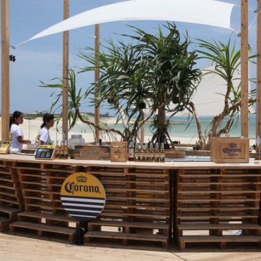 夏の海、サンセット、音楽を贅沢に満喫。コロナビールが沖縄の"楽園ビーチ"にリゾートラウンジをプロデュース