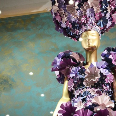 1,400個のスワロフスキー使用したビッグドレス展示、阪急うめだの秋ウィンドー