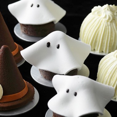 パレスホテル東京のハロウィンスイーツ公開。マシュマロおばけにチョコムースの魔女帽子