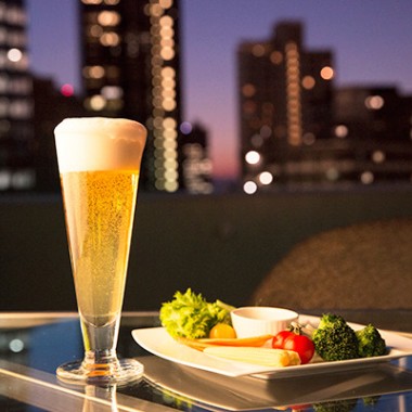 「秋のホット・ビアガーデン」がヒルトン東京で開催。ホットサングリアやチリビールなど飲み放題