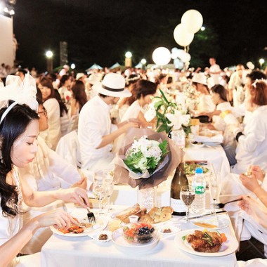 日本初上陸の“白い”パーティー「ディネ・アン・ブラン」開催!全身白を纏った参加者が聖徳記念絵画館に集結