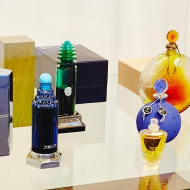 資生堂アートハウス「香水瓶の世紀」展レポート。ボトル、香水液、色彩で五感を刺激する香りという文化