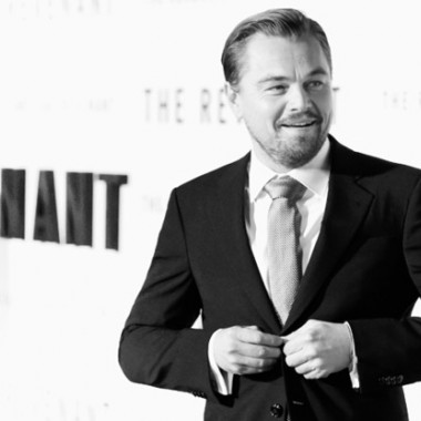 ディカプリオとその息子役、映画『The Revenant』プレミアでアルマーニを着用して登場