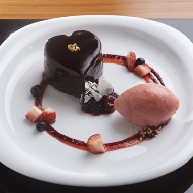 グッチカフェのバレンタイン＆ホワイトデー限定スイーツは、しっとり濃厚カシスチョコレートケーキ