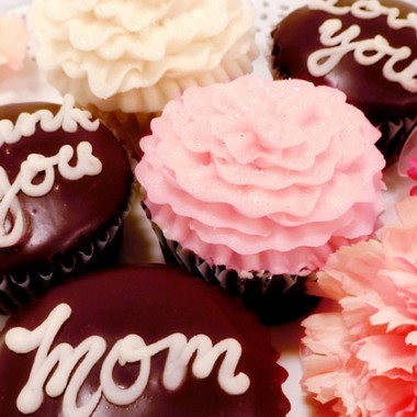 マグノリアベーカリーの“母の日”カップケーキ。チョコレートのメッセージを添えて！