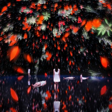 チームラボが過去最大規模のデジタル作品を展示、寝転んで“花の宇宙空間”を体感
