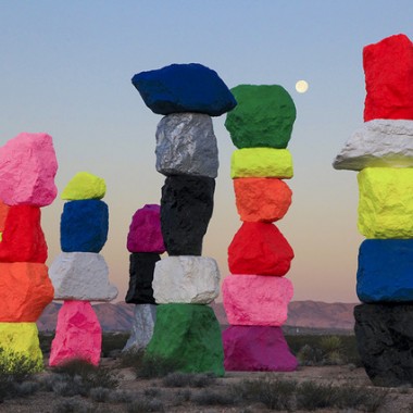 ラスベガスの砂漠にそびえ立つ蛍光色の巨大な岩の塔、2年間だけ公開される新ランド・アート！