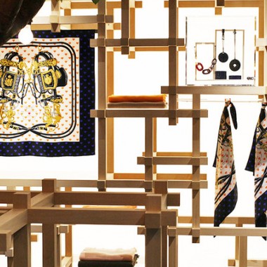 京都祇園のエルメスが“おとぎの森”へ新装、ハートを散りばめた限定「カレ」にハート型のオレンジボックス