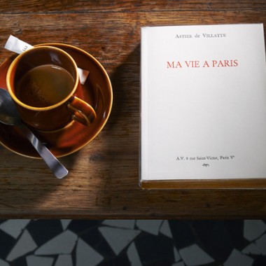 アスティエ・ド・ヴィラットが出版社を設立、第一冊目はパリのガイド本『私のパリ生活』