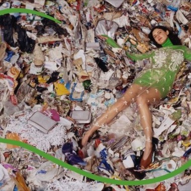 ゴミ処理場で撮影されたステラ マッカートニーの2017冬広告、世界が抱える廃棄と消費の問題