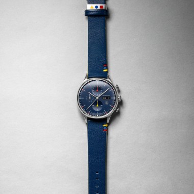 ドイツの腕時計ブランド「ドゥッファ」からバウハウスモチーフのクロノグラフがネイビーカラーで登場