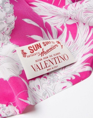 ヴァレンティノが日本発のハワイアンシャツブランド「サンサーフ」とコラボしたメンズシャツを発売