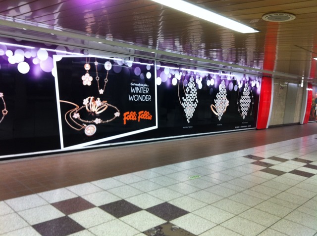 東京メトロと大阪メトロで展開されていフォリフォリのピールオフ広告