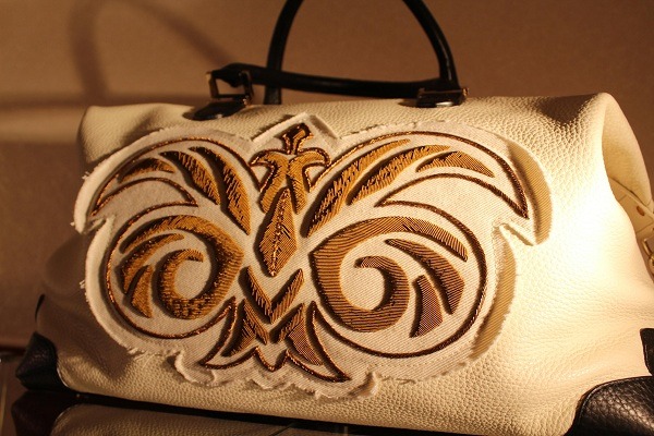 「マシャ・ケジャ」の王室の刺繍にも使われる、17世紀の刺しゅうを使ったバッグ