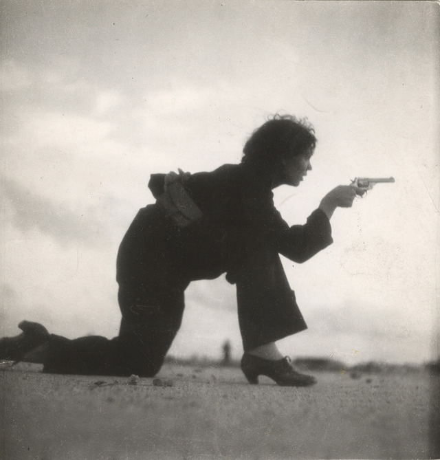 ゲルダ・タロー《海 岸で訓練中の共和国軍女性兵士、バルセロナ郊外》1936年8月イン クジェット・プリント、ICP蔵、© ICP 