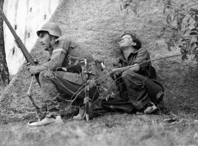 ロバート・キャパ《ゲルダ・タローと共和国軍兵士、コルドバ戦線》1936年9月ゼラチン・シルバー・プリント、ICP蔵、© Cornell Capa