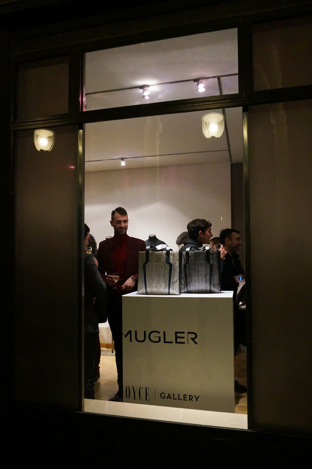 ミュグレーのバッグのポップアップショップはパリのJOYCE GALLERYで開催中。