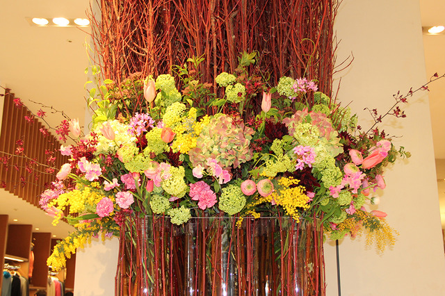 伊勢丹メンズ館正面玄関の花のディスプレイ