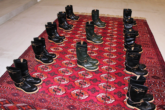 中央にはペルシャ絨毯が敷かれ、ブーツが並ぶ
