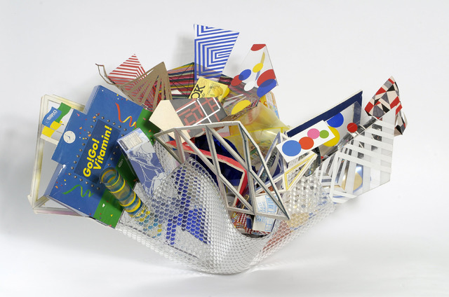 高坂正人《Return to Forever (Productopia)》2009年 ダンボール、木、プラスチック、MDF、アクリル、塗料、紙、ジュースの缶、テープ、不要になった製品包装サイズ可変展示風景：「キュビスムとオーストラリア美術」ハイド近代美術館、メルボルンPhoto: John Brash