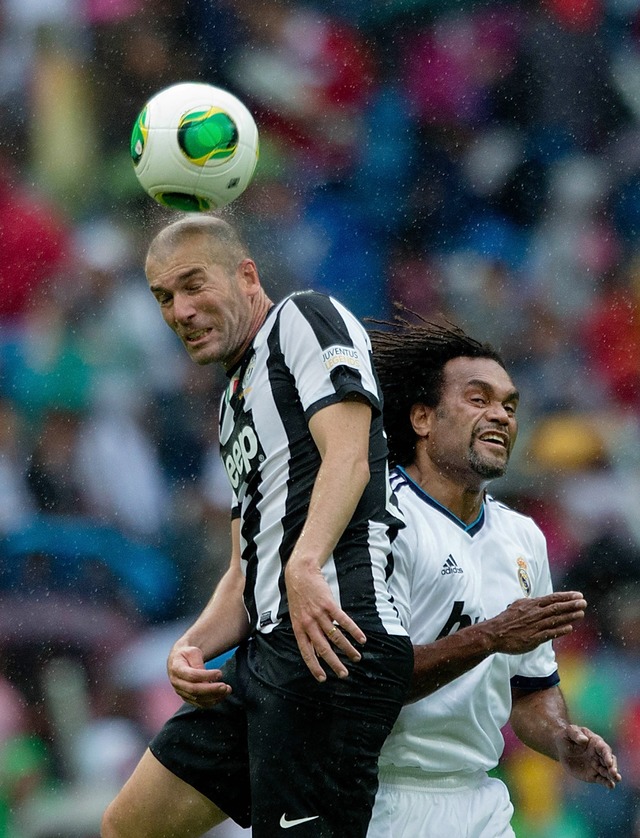 2013年6月9日、レアル・マドリードとユヴェントスOBによる親善試合でプレーするジダン