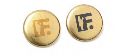 フランクのロゴ「F」を配したゴールド缶バッジ