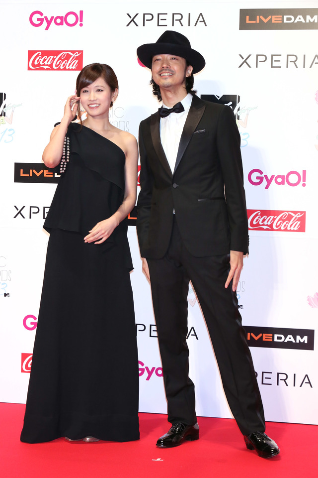 「MTV VMAJ 2013」に登場した前田敦子と金子ノブアキ